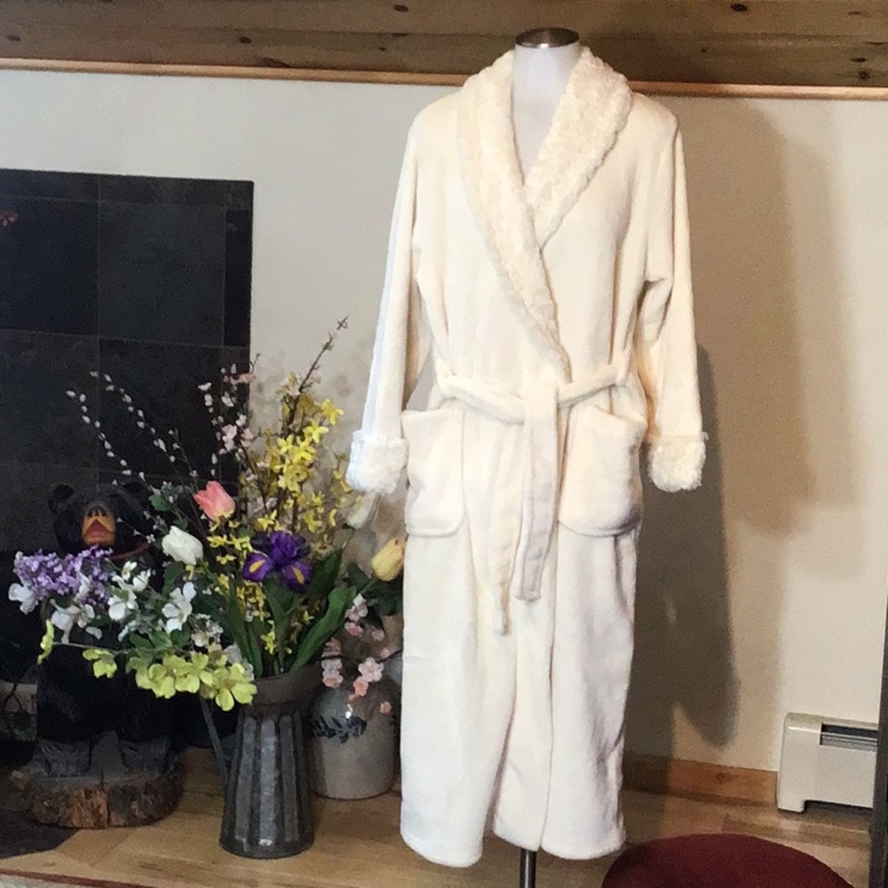 Beautiful Carole Hochman plush robe.